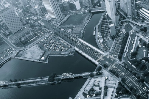 俯瞰で見た都会の街並みと川と橋