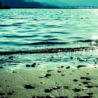 宇佐湾の浜辺より、波打ち際の写真