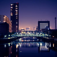 江東区の川べりで見る夜景と鋼鉄橋：都市夜間景観の写真