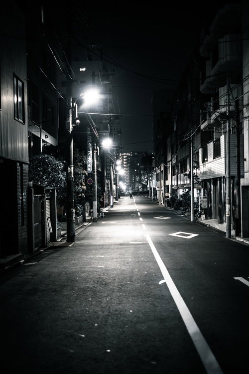 夜間の住宅街を照らす街灯 - 夜景