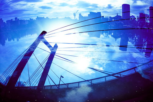 ケーブルの柱と水面の反射が重なる不忍池と吊り橋の二重露光写真