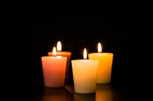 キャンドルの灯りが揺れる夜