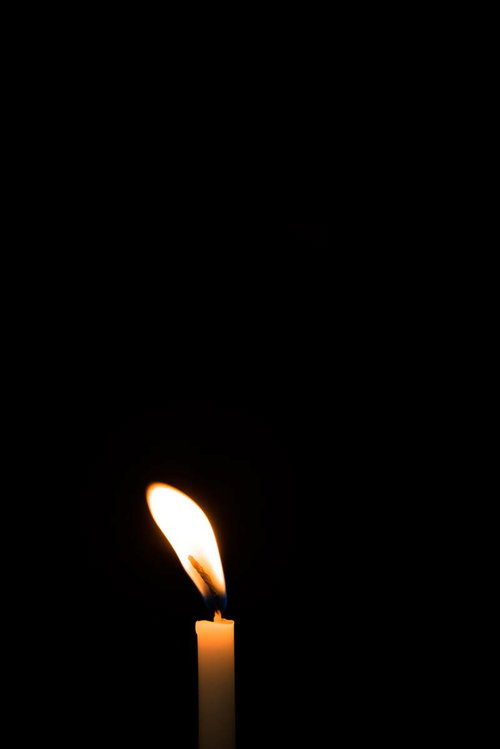 炎がゆらゆら揺れるろうそくの光