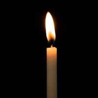 和ろうそくの火が暗闇で燃える炎のホラー写真の写真