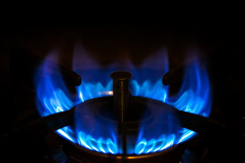 キッチンのガス台から立ち上る強火の青い炎