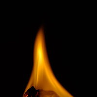 包み紙が燃える炎の写真