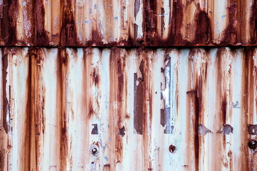 赤茶色に錆びたトタン板の波状加工テクスチャー