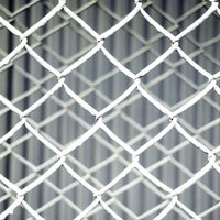 重なる灰色の金属フェンスのテクスチャーの写真