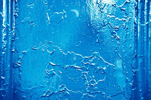 錆びた壁に上から青いペンキを塗る工程と仕上がり
