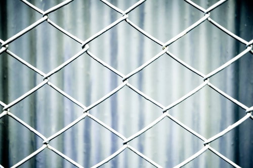 灰色のネットフェンスのテクスチャー写真