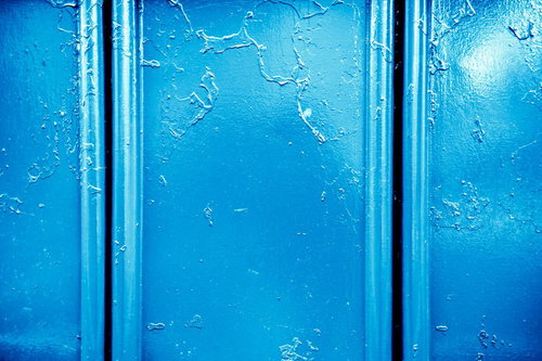 工事現場の青いプラスチック製の衝立と仮設パネル