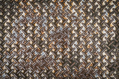 錆びた金属のすべり止め加工、菱形パターンのテクスチャー