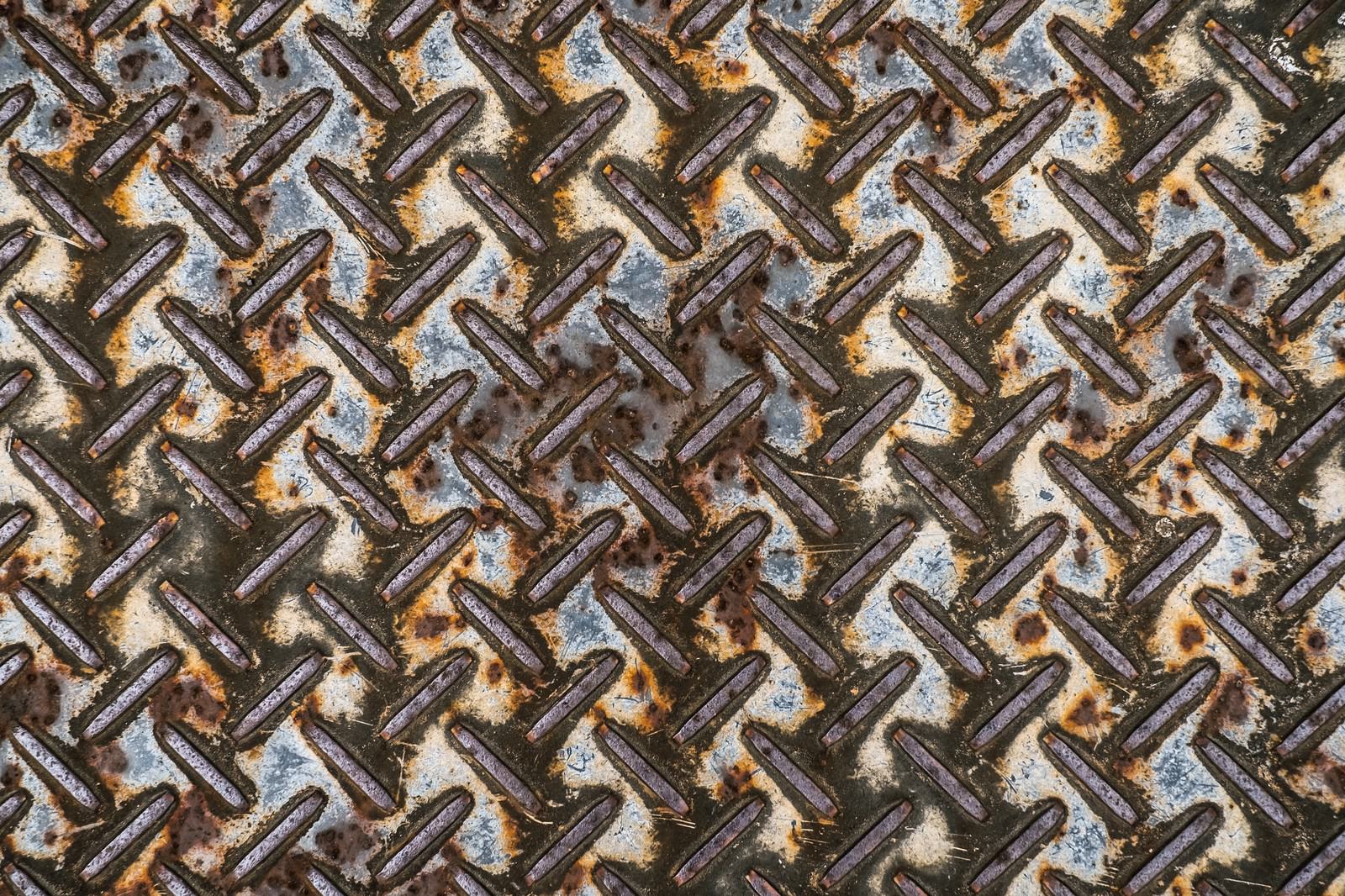錆びた金属製すべり止め足場の格子状表面