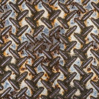 茶色と灰色に酸化した錆びたメタル製すべり止め足場の表面の写真