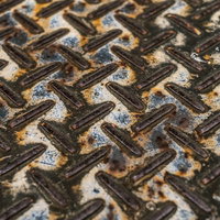 錆びた足場板のすべり止めテクスチャーと劣化表面の写真