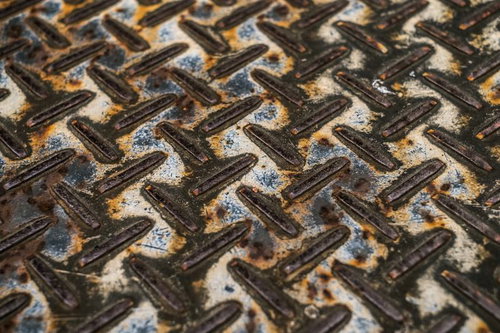 錆びた足場板のすべり止めテクスチャーと劣化表面