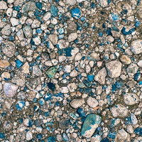 上から圧がかかった地面と小石のテクスチャーの写真