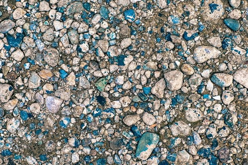 上から圧がかかった地面と小石のテクスチャー