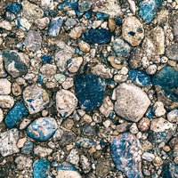 地面に埋まる小石のテクスチャーの写真