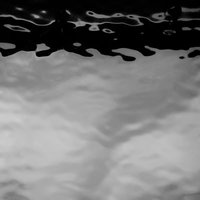 澱む水面と人影のシルエットの写真