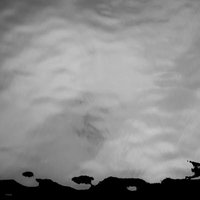 水面にうつる曇のモノクロ風景の写真