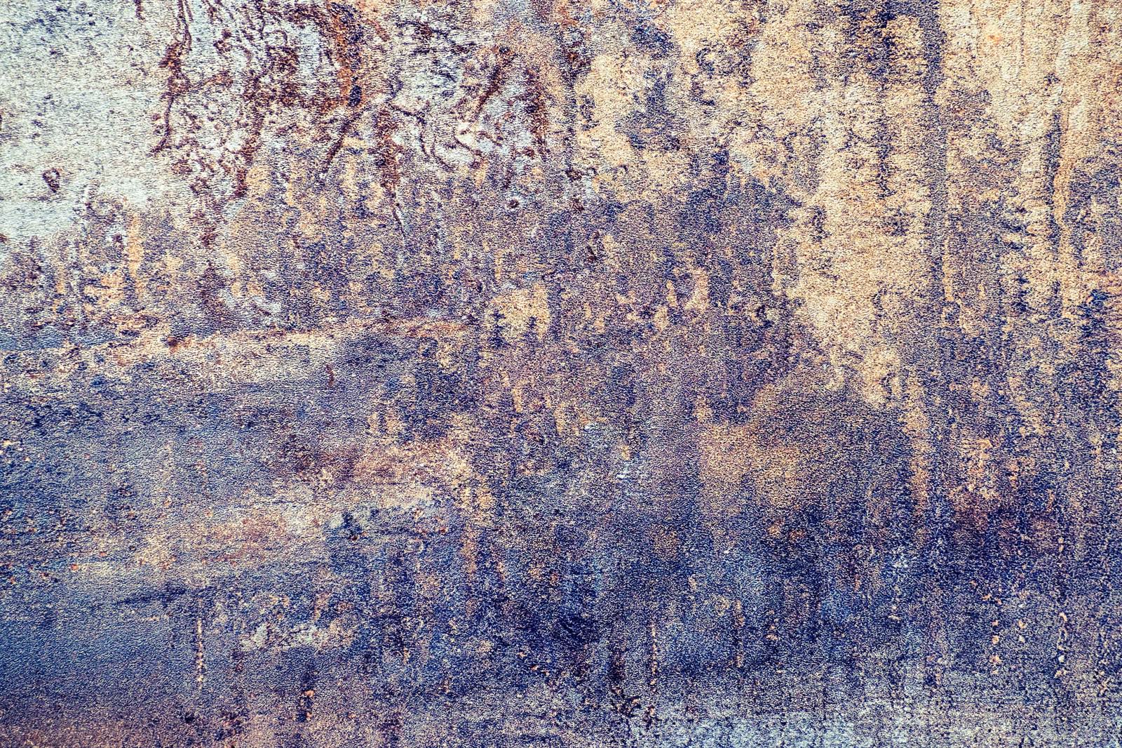 青みがかった色調に錆や汚れが付着した廃れた壁のテクスチャー