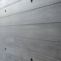 水平に張られた木目板の柵のクローズアップの写真