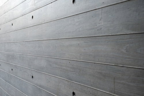 水平に張られた木目板の柵のクローズアップ