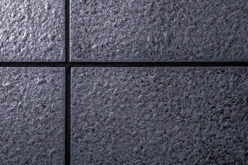 暗いグレーのタイル壁テクスチャー