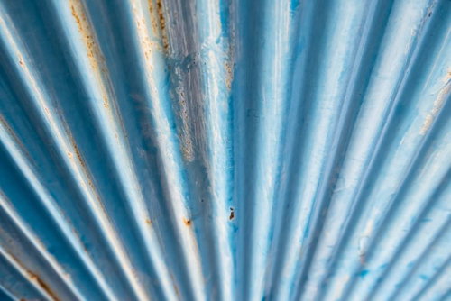 青色の塗装が剥がれたトタン板のテクスチャー