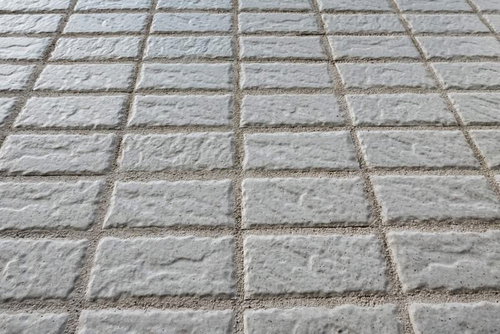 ご家庭によくある外壁のグレータイル。規則正しい配置と目地のライン