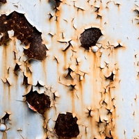 ペンキが剥がれた古い外壁の錆とテクスチャーの写真