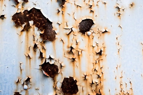 ペンキが剥がれた古い外壁の錆とテクスチャー