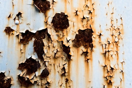 塗装がはがれ錆びた外壁のテクスチャー