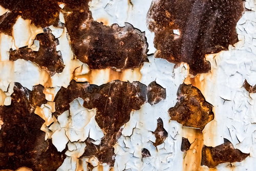 錆びて剥がれ落ちた古い外壁のテクスチャー