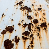 塗装が剥げて錆びつく金属製の壁面テクスチャーの写真