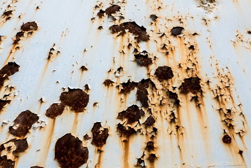 塗装が剥げて錆びつく金属製の壁面テクスチャー