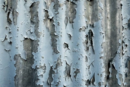朽ちて剥がれたトタンの外壁