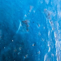赤い壁のペンキが剥がれた傷の写真