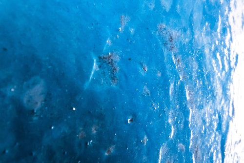 赤い壁のペンキが剥がれた傷