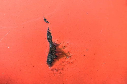 塗装が剥がれて黒く変色した外壁のテクスチャ