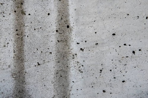 青い光が当たる波形金属壁のテクスチャ