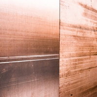 木目の壁パネル（銅色・金属）の写真