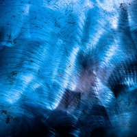 青い光が反射する金属の擦り後が残る板のテクスチャーの写真