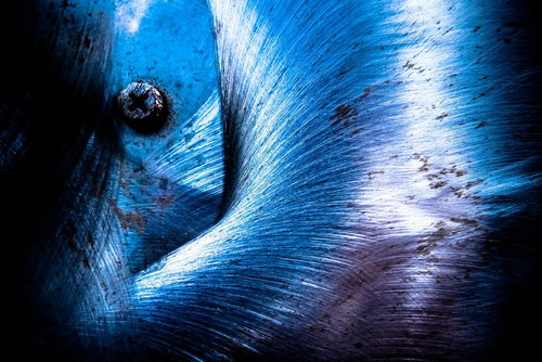 傷とスクラッチが刻まれた金属板の表面テクスチャー