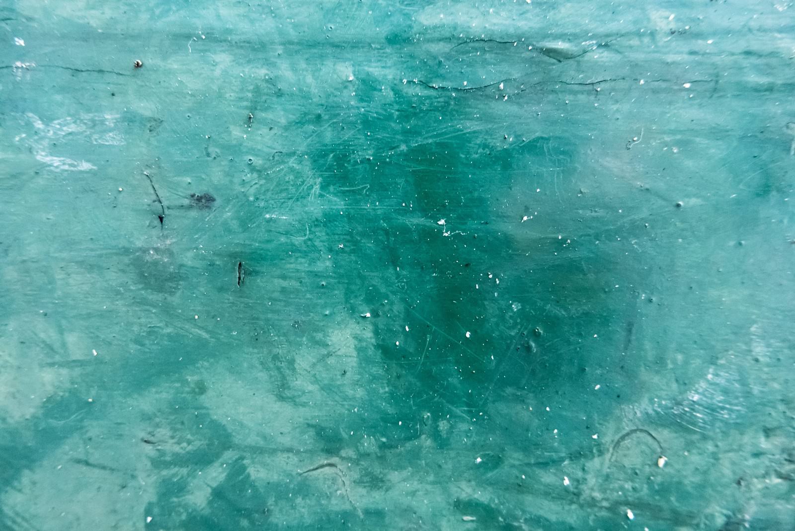 汚れて劣化した緑色の壁のテクスチャ