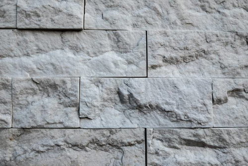 岩肌の質感を持つ白い石材タイル外壁