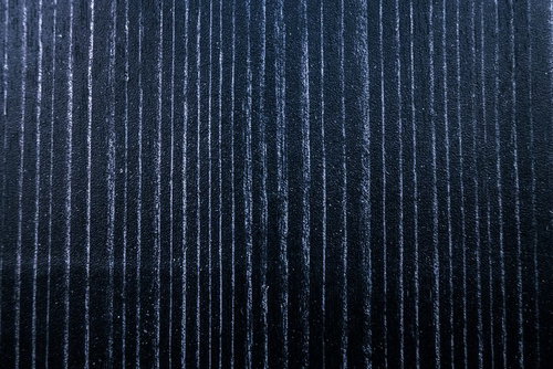 縦線が入った模様（背景）錆びた金属シャッターのテクスチャー