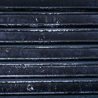 塗装が剥げた青いシャッターのテクスチャの写真