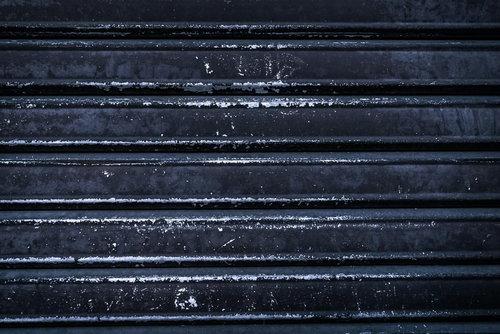 塗装が剥げた青いシャッターのテクスチャ